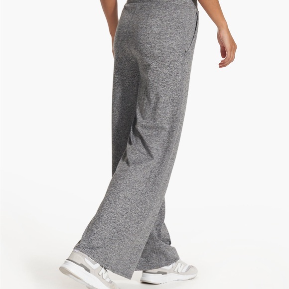 NWT Vuori Halo Essential Wide leg pants Size Medium M Heather Grey - Picture 4 of 8